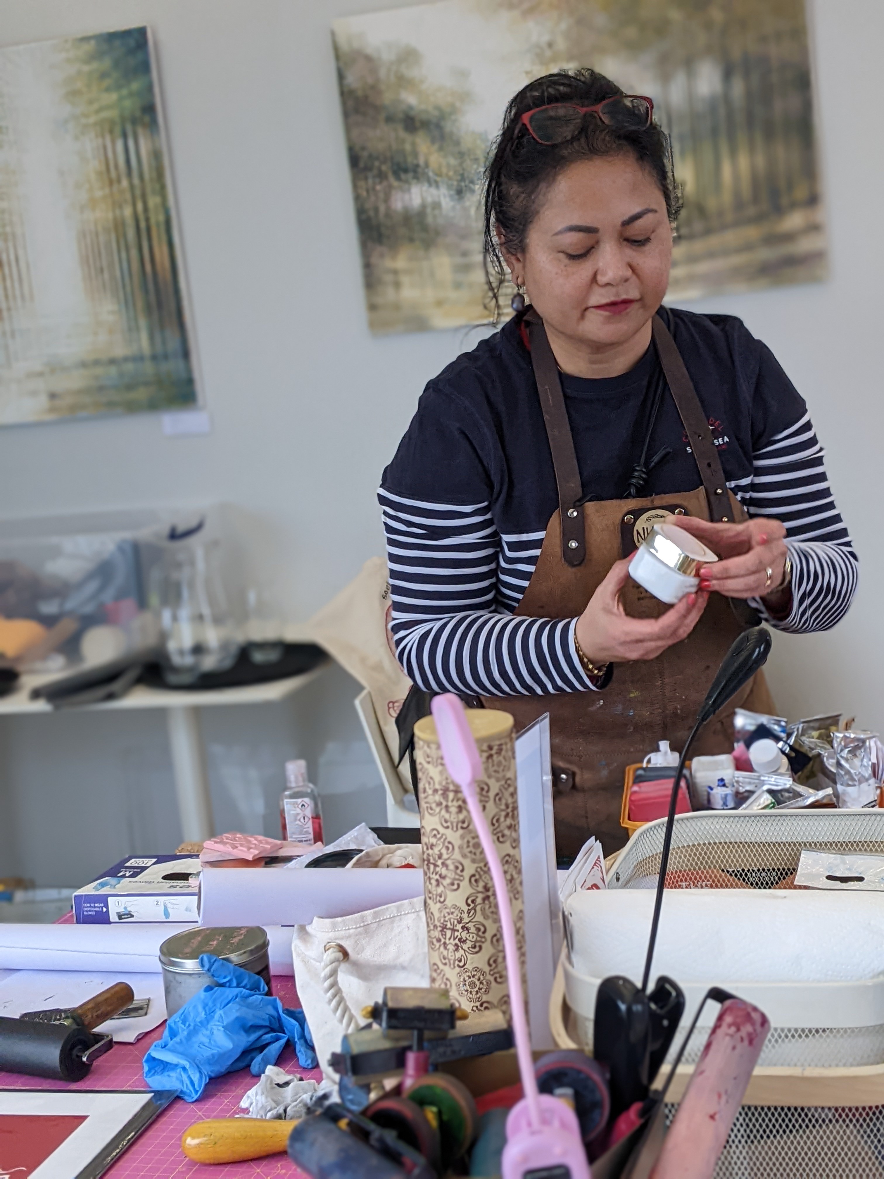 nusye teaching SouthSeaEyes Printmaking Workshop